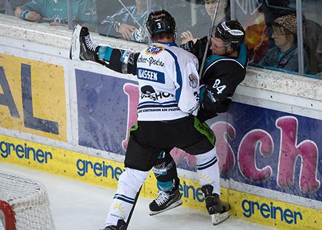 Corey Locke (EHC Liwest Black Wings Linz)  EHC Liwest Black Wings Linz  vs Straubing Tigers