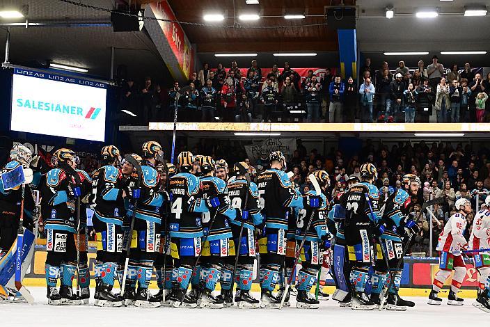 Das Team der Steinbach Black Wings Linz feiern den Heimsieg über den KAC Semifinale 6, Win2Day ICE Hockey League, 2. Semifinale, Steinbach Black Wings Linz vs EC KAC,  Linz AG Eisarena 