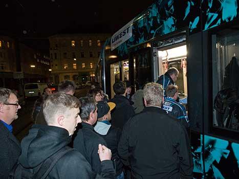Fans der Liwest Black Wings Linz bei der neuen Strassenbahn