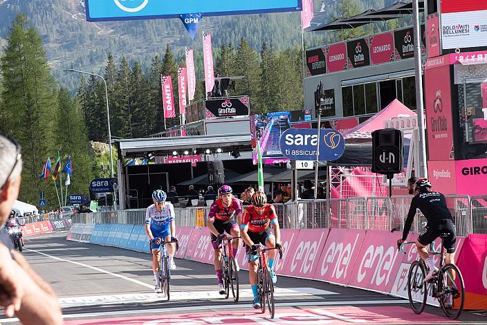 Lukas Pöstlberger (AUT, Team Jayco AlUla), Jonathan Milan (ITA, Bahrain Victorious) 106. Giro d Italia, Stage 18, Oderzo - Val di Zoldo (Palafavera), (161km)