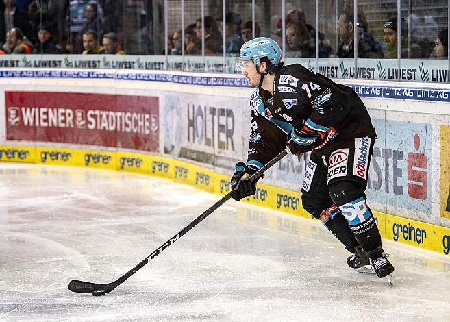 Im Bild:  Josh Roach (EHC Liwest Black Wings Linz) Eishockey,  EHC Liwest Black Wings Linz vs Red Bull Salzburg