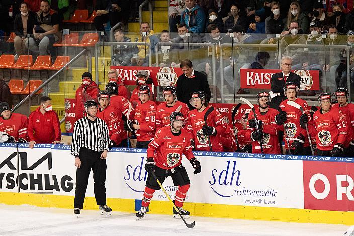 Stürmer Alexander Rauchenwald (AUT), vor der Spielerbank, Österreich vs Tschechische Republik, Eishockey Nationalteam, Testspiel Linz, Oberösterreich 
