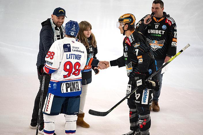 ehrenbully mit Brian Lebler (Steinbach Black Wings Linz), Jan Lattner (HC Tiwag Innsbruck - Die Haie) Steinbach Black Wings Linz vs HC TIWAG Innsbruck - Die Haie. Runde 35, ICE Hockey League, Steinbach Black Wings Linz, Linz AG Eisarena 