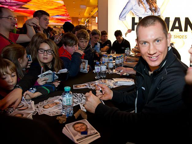 Robert Lukas mit Fans in der Lentia City