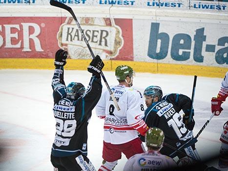 Mike Ouellette, Linz und Andrew Jacob Kozek, feiert, EHC Liwest Black Wings Linz vs HCB Suedtirol, 7. Viertelfinale
