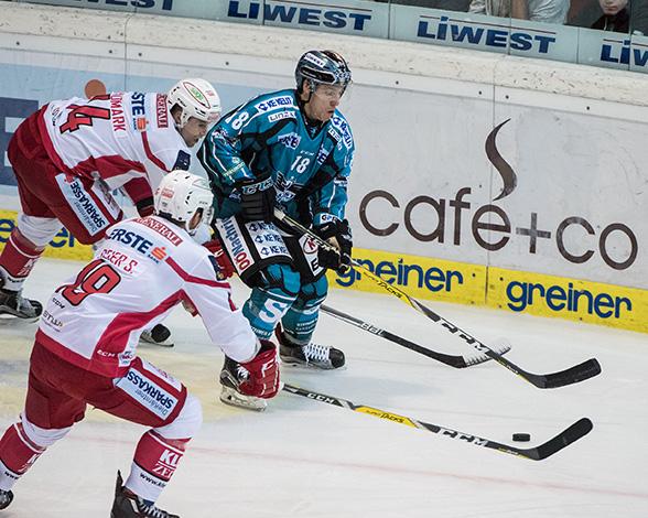 Erik Kirchschläger (EHC Liwest Black Wings Linz) und Jamie Lundmark (EC KAC), EHC Liwest Black Wings Linz vs EC KAC
Erik KirchschlÃ¤ger (EHC Liwest Black Wings Linz) und Jamie Lundmark (EC KAC), EHC Liwest Black Wings Linz vs EC KAC