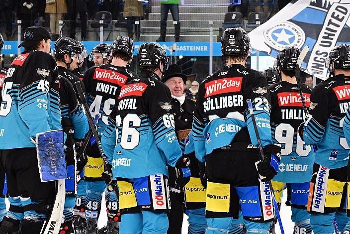 Das Team der Steinbach Black Wings Linz mit dem Rauchfangkehrer, 34. Runde ICE, Steinbach Black Wings Linz vs Hydro Fehervar AV 19, Linz AG Eisarena