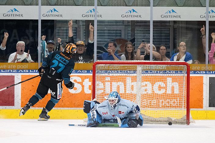 Shawn St.Amant (Steinbach Black Wings Linz) trifft zum Sieg im Penalty Shoot-out gegen Tormann Hunter Miska (Straubing Tigers), Testspiel Steinbach Black Wings Linz vs Straubing Tigers, Linz AG Eisarena, pre season 
