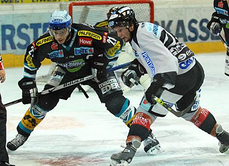 Rob Hisey, Stuermer, Graz 99ers gegen Philipp Lukas, Black Wings Linz
