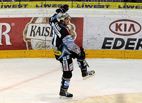 Martin Grabher Meier jubelt ueber das 2 zu 0, Liwest Black Wings Linz vs. EC Record Fenster VSV
