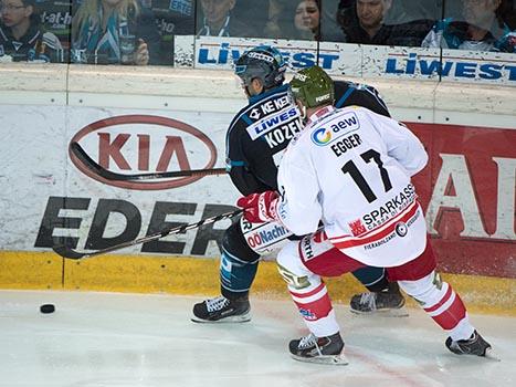 Andrew Kozek, Linz und Alexander Egger, Bozen, EHC Liwest Black Wings Linz vs HCB Suedtirol, 3. Viertelfinale