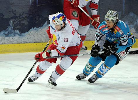 Martin Mairitsch, Linz verfolgt Michael Schiechl, Salzburg, Liwest Black Wings Linz vs. EC Red Bull Salzburg