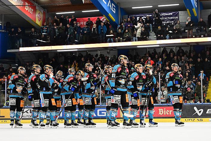 Das Team der Steinbach Black Wings Linz feiern den Heimsieg über die Graz 99ers, Win2Day ICE Hockey League,  Steinbach Black Wings Linz vs Moser Medical Graz 99ers,  Linz AG Eisarena