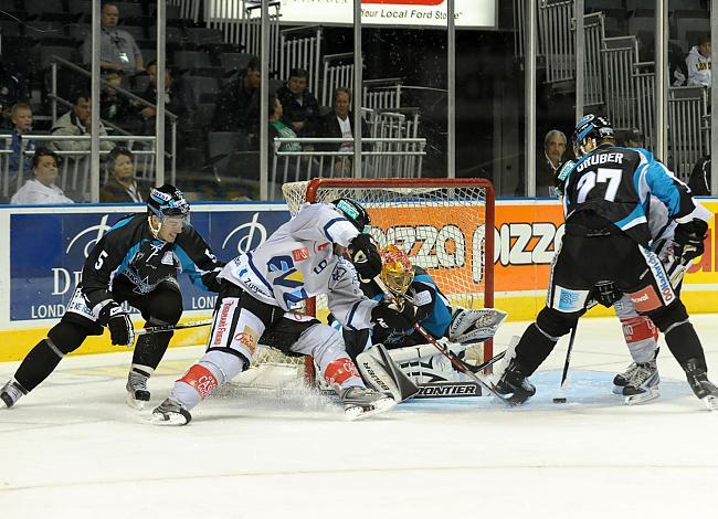 Der Zuger Spieler #9 Thomas Rufenacht, EV Zug vor dem Linzer Tor. Gehuetet von der #33 Lorinz Hirn, Liwest Black Wings Linz.