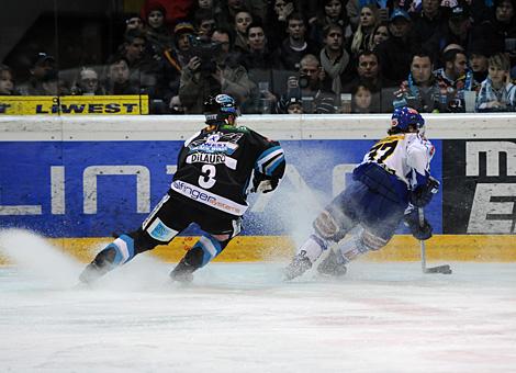 #3 Ray DiLauro, Verteidiger, Liwest Black Wings Linz verfolgt die #37 Andreas Kristler, Stuermer, VSV.