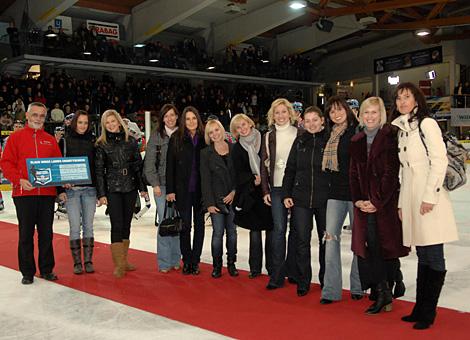 Die Black Wings Ladys uebergeben den Scheck der Sammlung "Black Wings Ladys Charity" an die Caritas.
Die Black Wings Ladys uebergeben den Scheck der Sammlung "Black Wings Ladys Charity" an die Caritas.