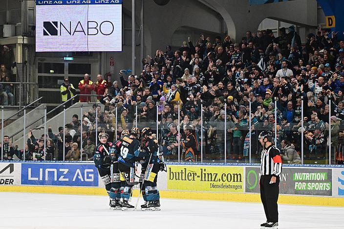 Die Steinbach Black Wings Linz feiern das Tor zum 1 zu 0 durch Matt MacKenzie (Steinbach Black Wings Linz) Steinbach Black Wings Linz vs HCB Südtirol Alperia, ICE Eishockey Liga, Linz AG Eisarena