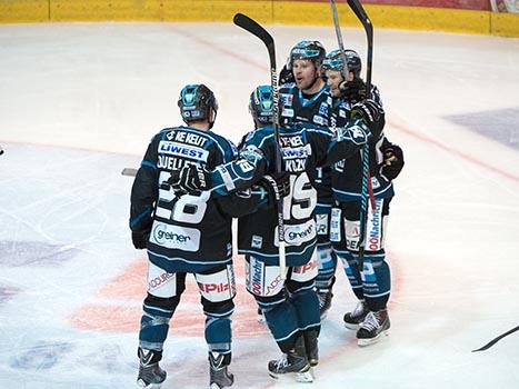 Curtis Murphy,  Linz feiert, EHC Liwest Black Wings Linz vs HCB Suedtirol, 3. Viertelfinale