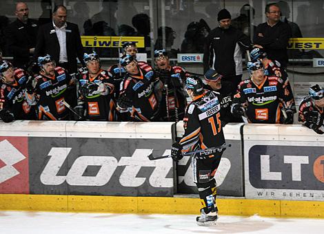 die Spielerbank der Liwest Black Wings Linz jubelt Matthias Iberer erzielt ein Tor fuer Linz EC Red Bull Salzburg