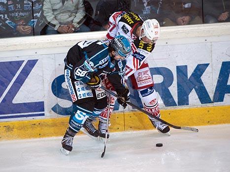 Sebastien Piche, Linz, und Oliver Setzinger, KAC, EHC Liwest Black Wings Linz vs EC KAC