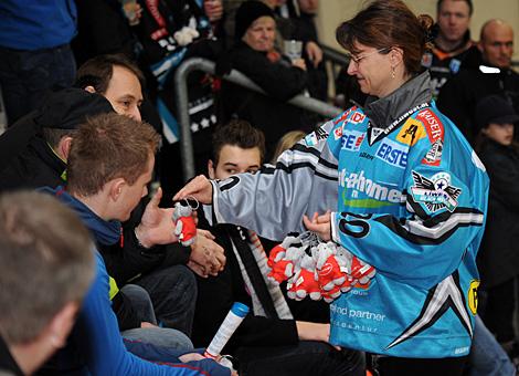 Teddy Bear Toss Liwest Black Wings Linz vs. EV Vienna Capitals