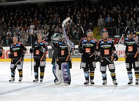 Die Black Wings jubeln ueber den Sieg. Liwest Black Wings Linz EV Vienna Capitals