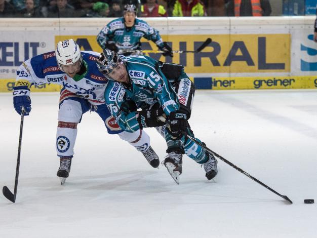 Brett McLean (EHC Liwest Black Wings Linz) und Evan McGrath (EC VSV) EHC Liwest Black Wings Linz vs EC VSV