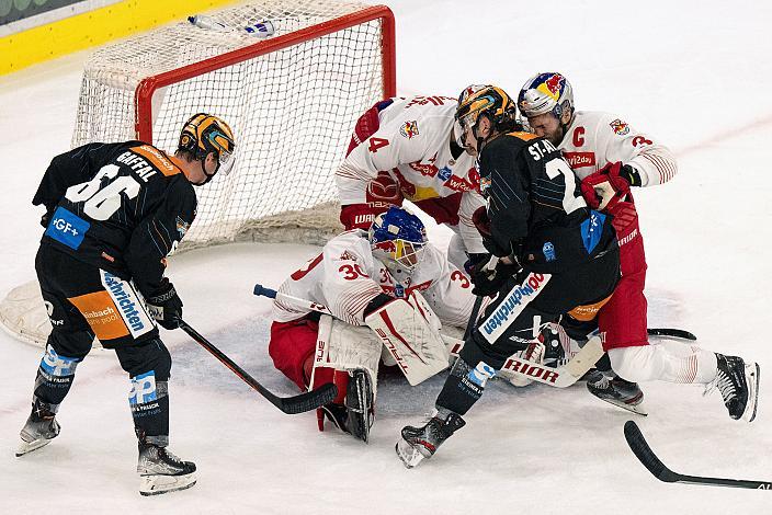 Stefan Gaffal (Steinbach Black Wings Linz), Tormann David Kickert (EC Red Bull Salzburg), Shawn St.Amant (Steinbach Black Wings Linz) Steinbach Black Wings Linz vs EC Red Bull Salzburg, 17. Runde ICE Hockey League, Steinbach Black Wings Linz, Linz AG Eisarena 