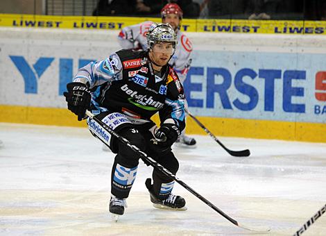 Aaron MacKenzie, Verteidiger, Liwest Black Wings Linz vs. HK Acroni Jesenice
