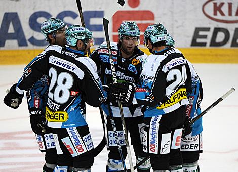 Justin Keller feiert das 1 zu 0, EHC Liwest Black Wings Linz vs. EHC Muenchen