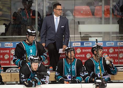 Head-Coach Troy Ward (EHC Liwest Black Wings Linz)  EHC Liwest Black Wings Linz  vs Straubing Tigers