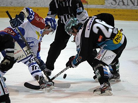 Rob Hisey beim Bully, EHC Liwest Black Wings Linz vs. KHL Medvescak Zagreb, Platzierungsrunde