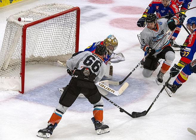 Stefan Gaffal (Black Wings Linz 1992) und Alexander Lahoda (Black Wings Linz 1992) vor Tormann Jiri Patera (CEZ Motor Ceske Budejovice), Black Wings Linz,  Eishockey, Testspiel