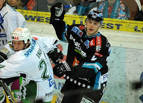 #15 Matthias Iberer, Stuermer, EHC Liwest Black Wings Linz im Duell mit der #24 Tomaz Vnuk, Olympia Laibach.
