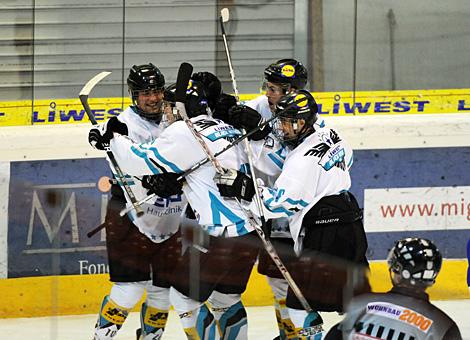 Die Liwest Black Wings Linz jubeln ueber das 3 zu gegen den VSV.