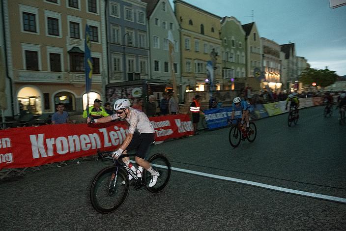 Florenz Knauer (GER, 54x11) gewinnt vor Emanuel Zangerle (AUT, Team Felbermayr Simplon Wels) das verkürzte Rennen, Herren Elite, U23, Cycling League Austria Radliga, Kriterium Braunau am Inn, OÖ