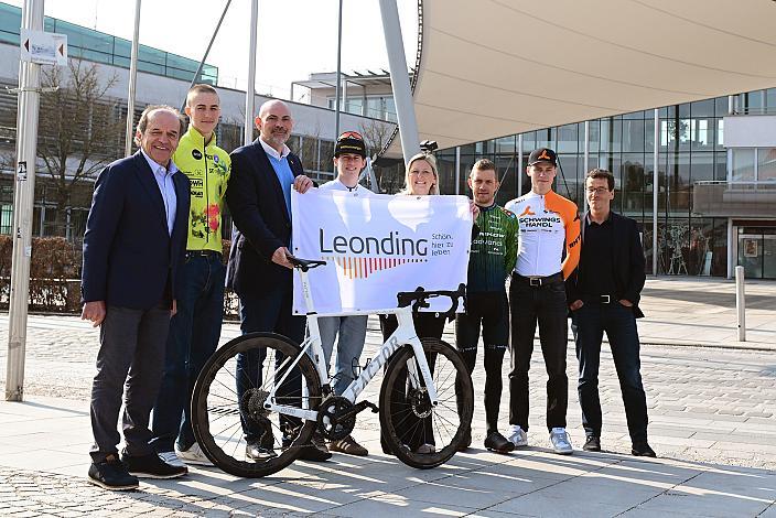 v.l. Paul Resch (Präsident LRV Oberösterreich), Mattheo Zambelli (RC Ovilava Wels), Stadtrat Peter Gattringer, Michael Hettegger (AUT, Junioren), Bürgermeisterin Dr. Sabine Naderer-Jelinek, Leonding, Riccardo Zoidl (AUT, Hrinkow Advarics), Thomas Schwingshandl (CEO Fa. Schwingshandl), Gregor Stadlbauer (AUT, Cycling Team Schwingshandl). Pressekonferenz zum 65. Rad Saison Eroeffnungsrennen Leonding