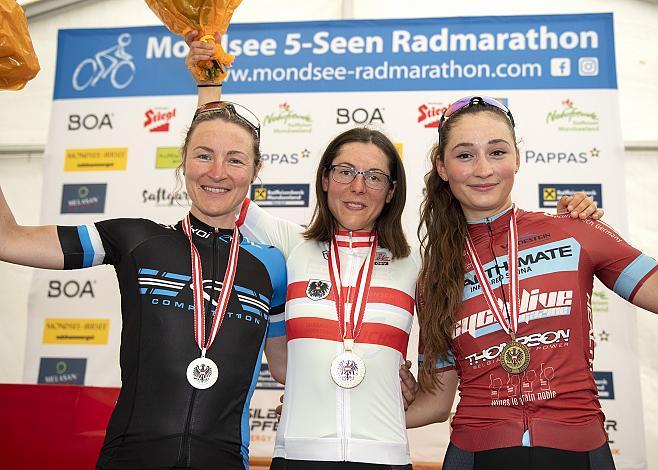 Siegerpodest Damen, 2. Platz Angelika Tazreiter (AUT),  1. Siegerin Anna Kiesenhofer (AUT),  3. Kathrin Schweinberger (AUT), Elite Rad Strassen Staatsmeisterschaft, Mondsee