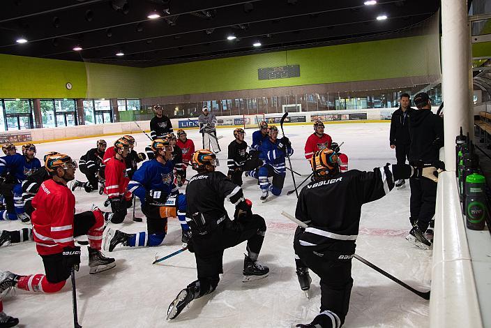 Assistent Coach Mark Szücs (Steinbach Black Wings Linz), Head Coach Philipp Lukas (Steinbach Black Wings Linz) und das Team der Steinbach Black Wings Linz, Steinbach Black Wings Linz, Linz AG Eisarena