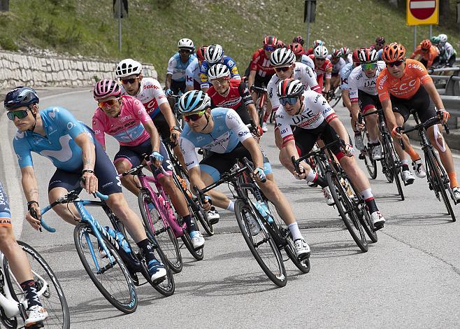 Richard Carapaz (ECU, Movistar Team) im Giro Hauptfeld , Giro d Italia, Radsport, 102. Giro d Italia - 18. Etappe Olang - Santa Maria di Sala