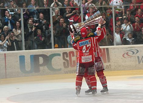 Jeff Tory uebernimmt den Meisterpokal von Mike Craig, KAC. 