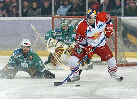 #85 Philipp Pinter, Stuermer, Red Bulls Salzburg vor dem Tor von Laibach gehuetet von der #28 Klemen Mohoric, Tormann, Olimpija Laibach.