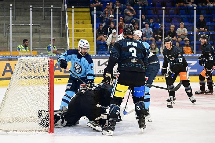 Tormann Thomas Höneckl (Steinbach Black Wings Linz) klärt vor Robby Jackson (HK Nitra), Steinbach Black Wings Linz - HK Nitra (SVK), Linz AG Eisarena 