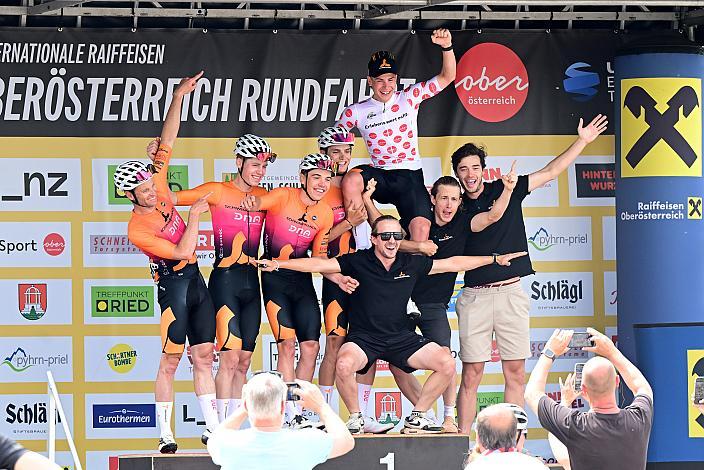 Das Cycling Team Schwingshandl (AUT) feiert das Bergtrikot von Josef Dirnbauer (AUT, Cycling Team Schwingshandl) 4. Etappe St.Florian /Asten - Hinterstoder/Höss 15. Int. Raiffeisen OÖ-Radrundfahrt UCI Kat. 2.2