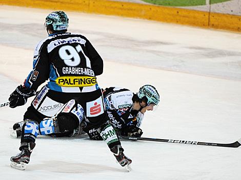 Franklin MacDonald, Verteidiger, verletzt am Eis, EHC Liwest Black Wings Linz vs. HDD Tilia Olimpija Ljubljana 