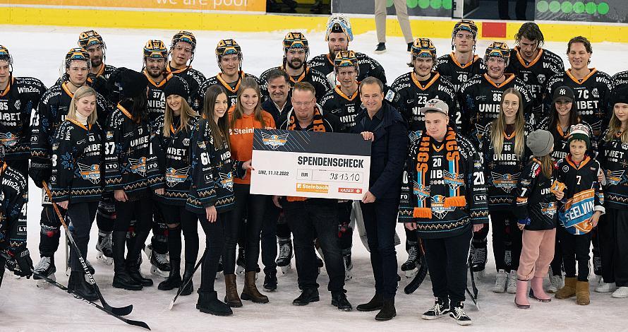Die Spielerfrauen der Steinbach Black Wings Linz sammelten für eine Charity Aktion Steinbach Black Wings Linz vs Spusu Vienna Capitals, 27. Runde, ICE Hockey League, Steinbach Black Wings Linz, Linz AG Eisarena