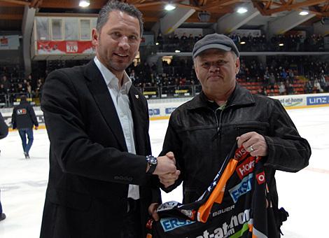 Geburtstagsfan mit Christian Perthaler Liwest Black Wings Linz KHL Medvescak Zagreb 