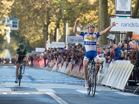 Sieger Jelle Wallays, BEL, Team Topsport Vlaanderen, schlaegt im Sprint Thomas Voelcker, FRA, Radrennen, Paris - Tours