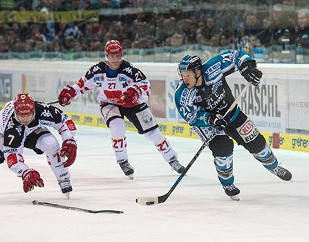 Philipp Lukas (EHC Liwest Black Wings Linz) und Dustin VanBallegooie (HC TWK Innsbruck  Die Haie), EHC Liwest Black Wings Linz vs HC TWK Innsbruck  Die Haie
