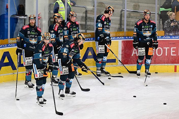 Das Team der Steinbach Black Wings Linz Steinbach Black Wings Linz vs HCB Südtirol Alperia, ICE Eishockey Liga, Linz AG Eisarena